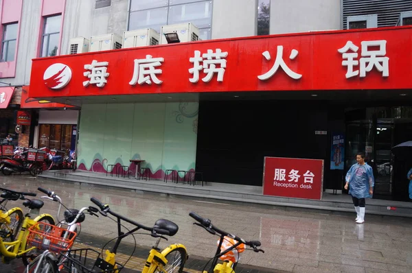 Китайські Працівники Розглядаються Передній Частині Ресторану Hai Лаоська Hotpot Пекіні — стокове фото