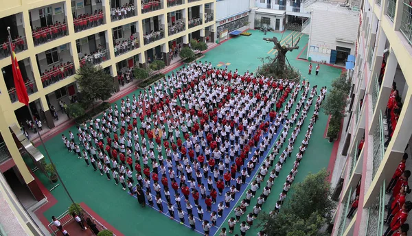 2017年9月1日 中国北部山西省雲城市の学校で行われた国旗掲揚式で 英語で を意味する漢字 を表す文字 Guo を掲げる学生が列を作った — ストック写真