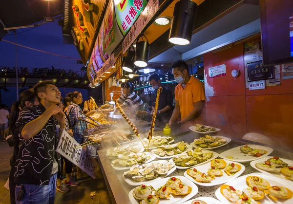 Turister Njuta Skaldjur Och Snacks Natt Mässa Zeng Cuo Village — Stockfoto