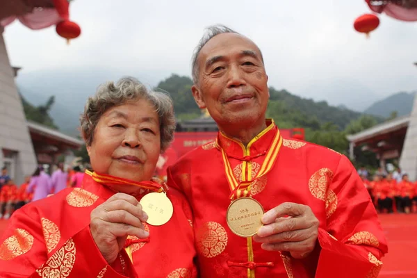 Starší Pár Představuje Slavnostní Akci Oslavu Zlaté Svatby Před Qixi — Stock fotografie