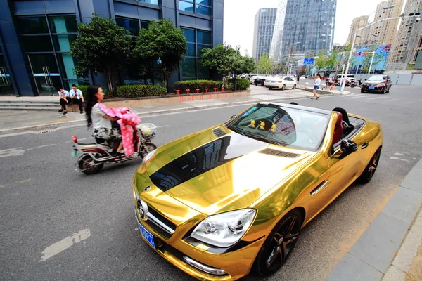 Une Résidente Locale Fait Vélo Électrique Devant Brabus Slk 350 — Photo