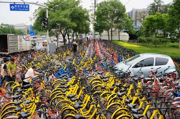 Une Voiture Est Bloquée Par Des Vélos Mobike Orange Ofo — Photo