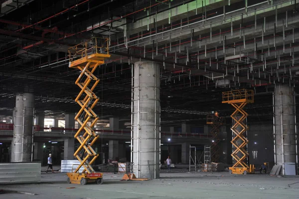 Lavoratori Cinesi Lavorano Nel Cantiere Della Stazione Ferroviaria Chongqing West — Foto Stock