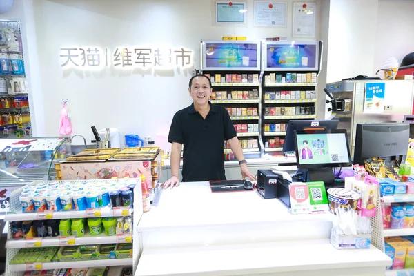 Proprietario Huang Haibo Raffigurato Nel Nuovo Minimarket Tmall Trasformato Dal — Foto Stock