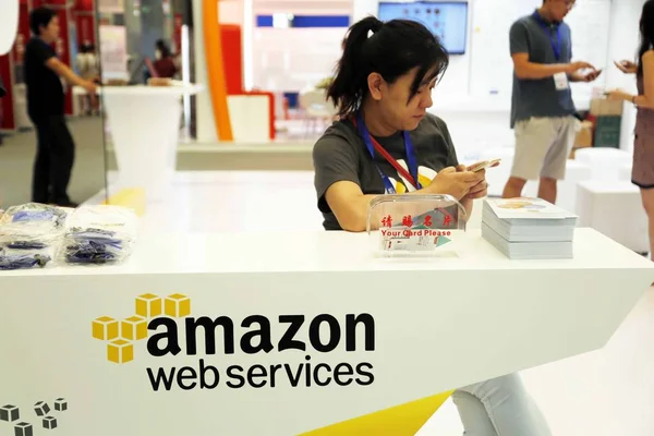 Čínský Zaměstnanec Vyobrazen Stánku Aws Amazon Web Services Během Čínské — Stock fotografie