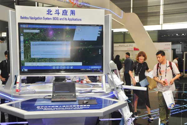 2017年6月29日 在中国上海举行的2017年世界移动通信大会 Mwc 人们参观北斗导航卫星系统 Bds — 图库照片