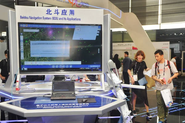 Gente Visita Stand Beidou Navigation Satellite System Bds Durante Mobile — Foto de Stock