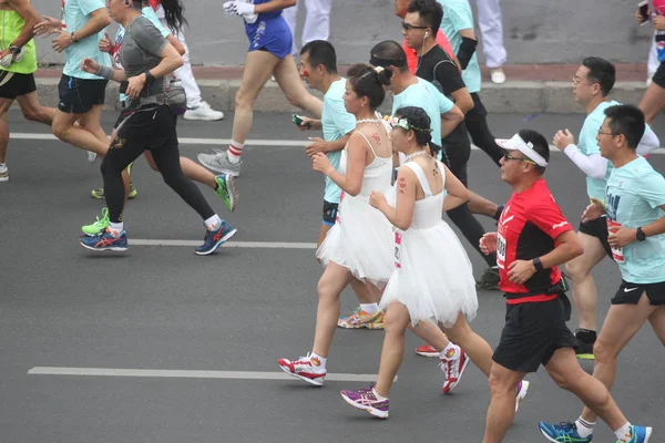 Uczestnicy Suknie Ślubne Konkurować 2017 Harbin International Marathon Mieście Harbin — Zdjęcie stockowe