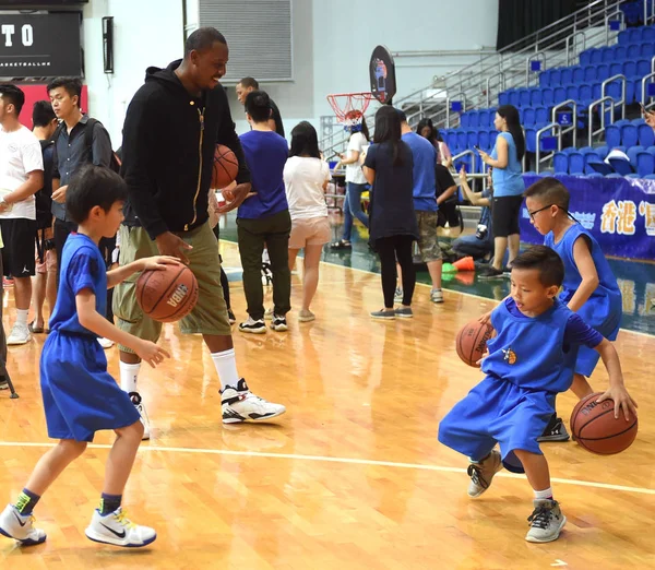 Nba Yıldız Paul Pierce Genç Oyuncular Bir Basketbol Olay Sırasında — Stok fotoğraf