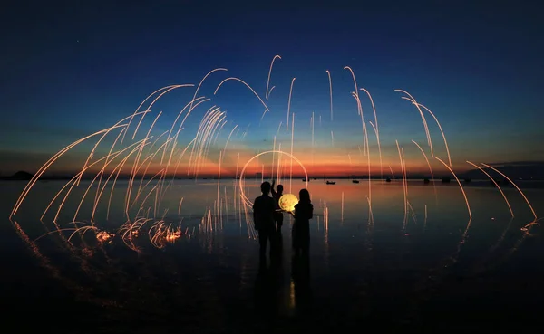 Casal Assiste Artista Chinês Brincando Com Fogos Artifício Para Desenhar — Fotografia de Stock