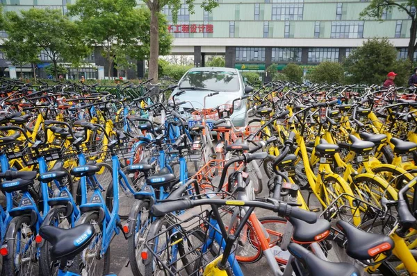2017年5月8日 北京の道路に駐車中のモバイク オレンジ色 Ofo その他の中国の自転車シェアリングサービスの自転車で車がブロックされる — ストック写真