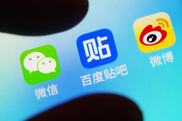 Usuário Celular Chinês Mostra Ícone Aplicativo Mensagens Weixin Wechat Tencent — Fotografia de Stock