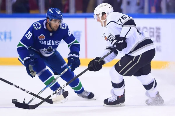 Jonny Brodzinski Direita Los Angeles Kings Compete Contra Brandon Sutter — Fotografia de Stock