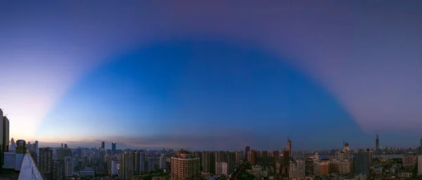 2017年8月28日 中国中部湖北省武汉市 天空中可以看到以喜羊羊桥形状的日落光芒 — 图库照片