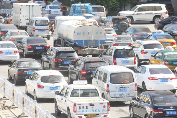 Masas Vehículos Mueven Lentamente Una Carretera Atasco Tráfico Durante Las — Foto de Stock