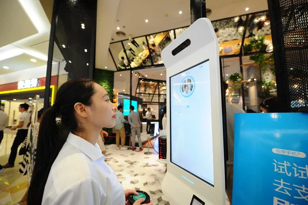 Customer Looks Ordering Machine Function Ordering Food Facial Recognition Payment — Stock Photo, Image