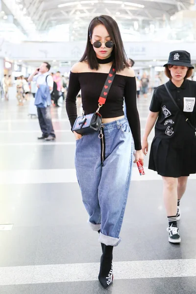 Cantora Atriz Chinesa Victoria Song Song Qian Retratada Aeroporto Internacional — Fotografia de Stock