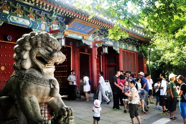 Besökare Bilder Framför Huvudporten Till Peking University Peking Kina Augusti — Stockfoto