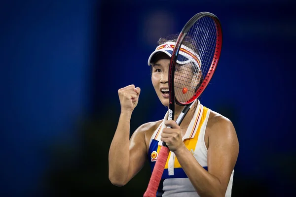 中国の鵬元帥 2017 日中国中央部の湖北省武漢市の Wta 武漢オープン 2017 テニスのトーナメント中に女子シングルスの彼らの最初のラウンドの試合でチェコのペトラ Kvitova を倒した後で祝う — ストック写真