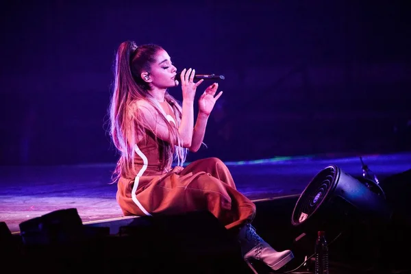 Amerikai Énekes Színésznő Ariana Grande Végez Egy Koncerten Guangzhou Város — Stock Fotó
