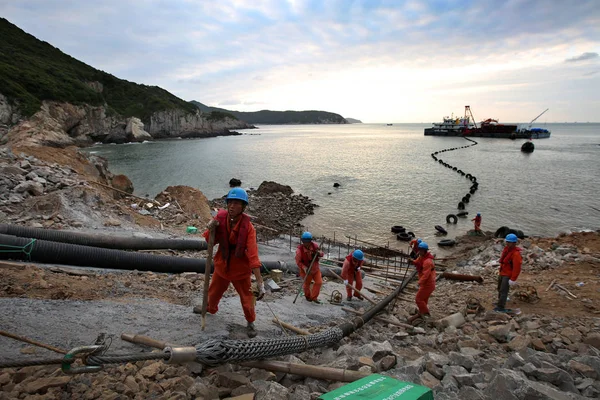 Trabalhadores Chineses Trabalham Canteiro Obras 150Mw Putuo Parques Eólicos Offshore — Fotografia de Stock