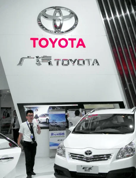 Empleado Chino Visto Stand Toyota Durante Una Exhibición Automóviles Ciudad —  Fotos de Stock