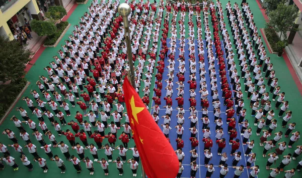 2017年9月1日 在中国北部山西省运城市一所学校举行的升旗仪式上 学生们排起队 组成英文 的汉字 — 图库照片