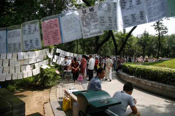 Chińskich Rodziców Oglądać Robić Zdjęcia Danych Osobowych Niezamężnych Ludzi Podczas — Zdjęcie stockowe