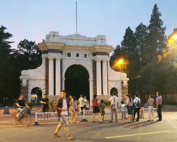 Multitud Visitantes Frente Simbólica Segunda Puerta Universidad Tsinghua Beijing China — Foto de Stock