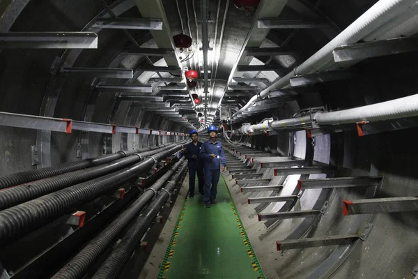 Robot Intelligente Effettua Monitoraggio Tempo Reale Delle Condizioni Tunnel Sotterraneo — Foto Stock