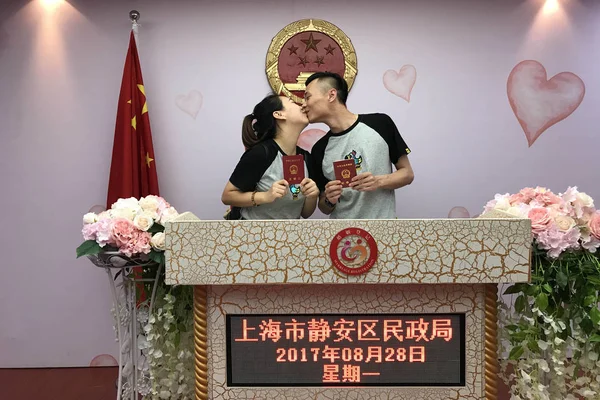 Ein Paar Küsst Und Zeigt Seine Heiratsurkunden Beim Qixi Fest — Stockfoto