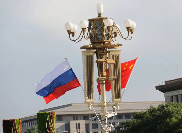 Bandeiras Nacionais Chinesas Russas Agitam Poste Luz Praça Tian Anmen — Fotografia de Stock