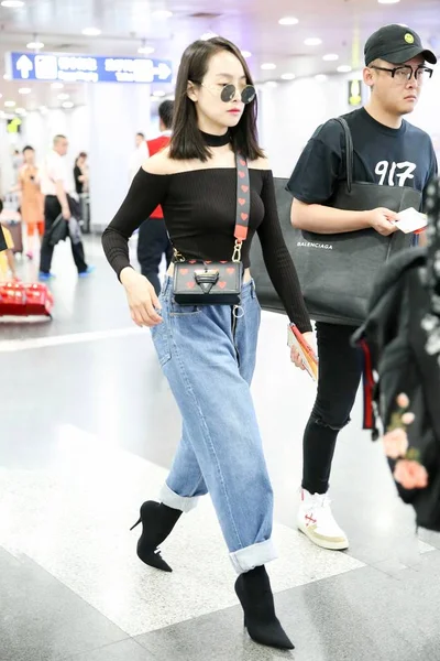 Chanteuse Actrice Chinoise Victoria Song Song Qian Est Photographiée Aéroport — Photo