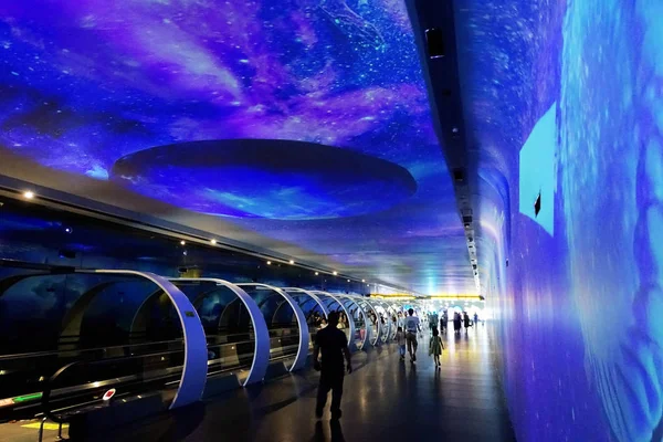 2017年8月25日 在中国南方广东省广州市白云国际机场 乘客步行穿过时空隧道 — 图库照片