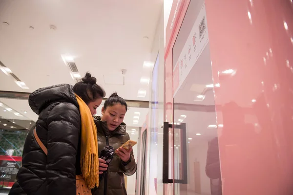 Las Mujeres Chinas Usan Teléfono Inteligente Para Escanear Código Registrarse — Foto de Stock