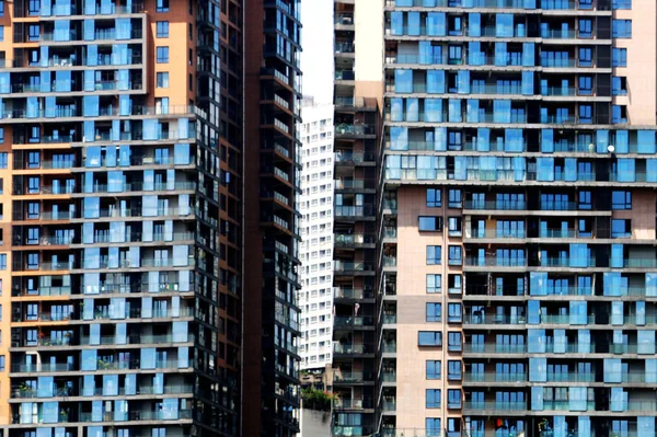 Hoogbouw Omsloten Door Onregelmatige Blauw Glas Zijn Afgebeeld Chongqing China — Stockfoto