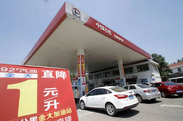 Fila Carros Para Ser Reabastecido Posto Gasolina Sinopec Cidade Nanjing — Fotografia de Stock