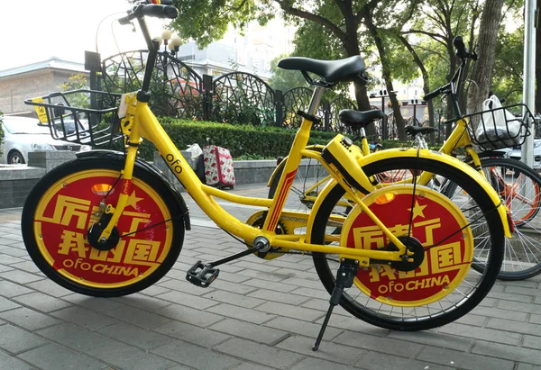 Uma Bicicleta Temática China Cores Vermelhas Amarelas Com Slogans Elogiando — Fotografia de Stock