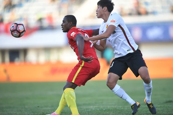 Nigeriaans Voetballer Odion Ighalo Verliet Van Changchun Yatai Trapt Bal — Stockfoto