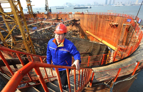 Ein Chinesischer Arbeiter Arbeitet Auf Der Baustelle Der Yangsigang Yangtze — Stockfoto