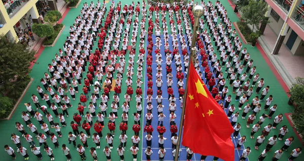 Schüler Stellen Sich Auf Den Chinesischen Schriftzug Guo Bilden Auf — Stockfoto