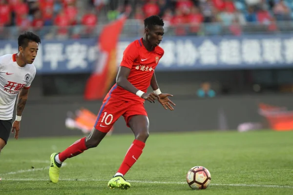 Futbolista Gambiano Bubacarr Trawally Yanbian Funde Dribla Pelota Contra Liaoning — Foto de Stock