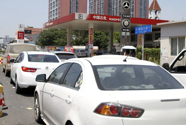 Autos Cola Para Ser Repostados Una Gasolinera Sinopec Ciudad Nanjing — Foto de Stock