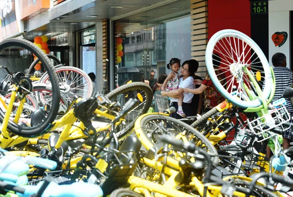 Κατοίκων Κοιτάξτε Ποδήλατα Κινεζική Ποδήλατο Διαμοιρασμού Υπηρεσιών Που Συσσωρεύονται Ένα — Φωτογραφία Αρχείου