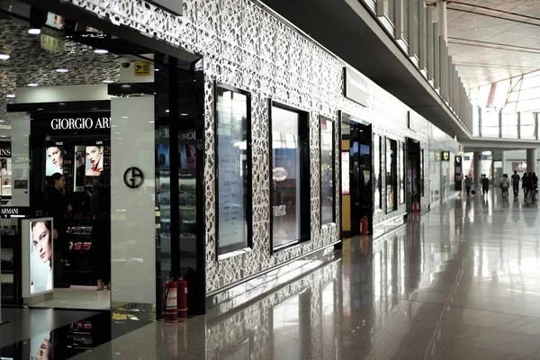 Passengers Walk Sunrise Duty Free Store Terminal Beijing Capital International — Stock Photo, Image