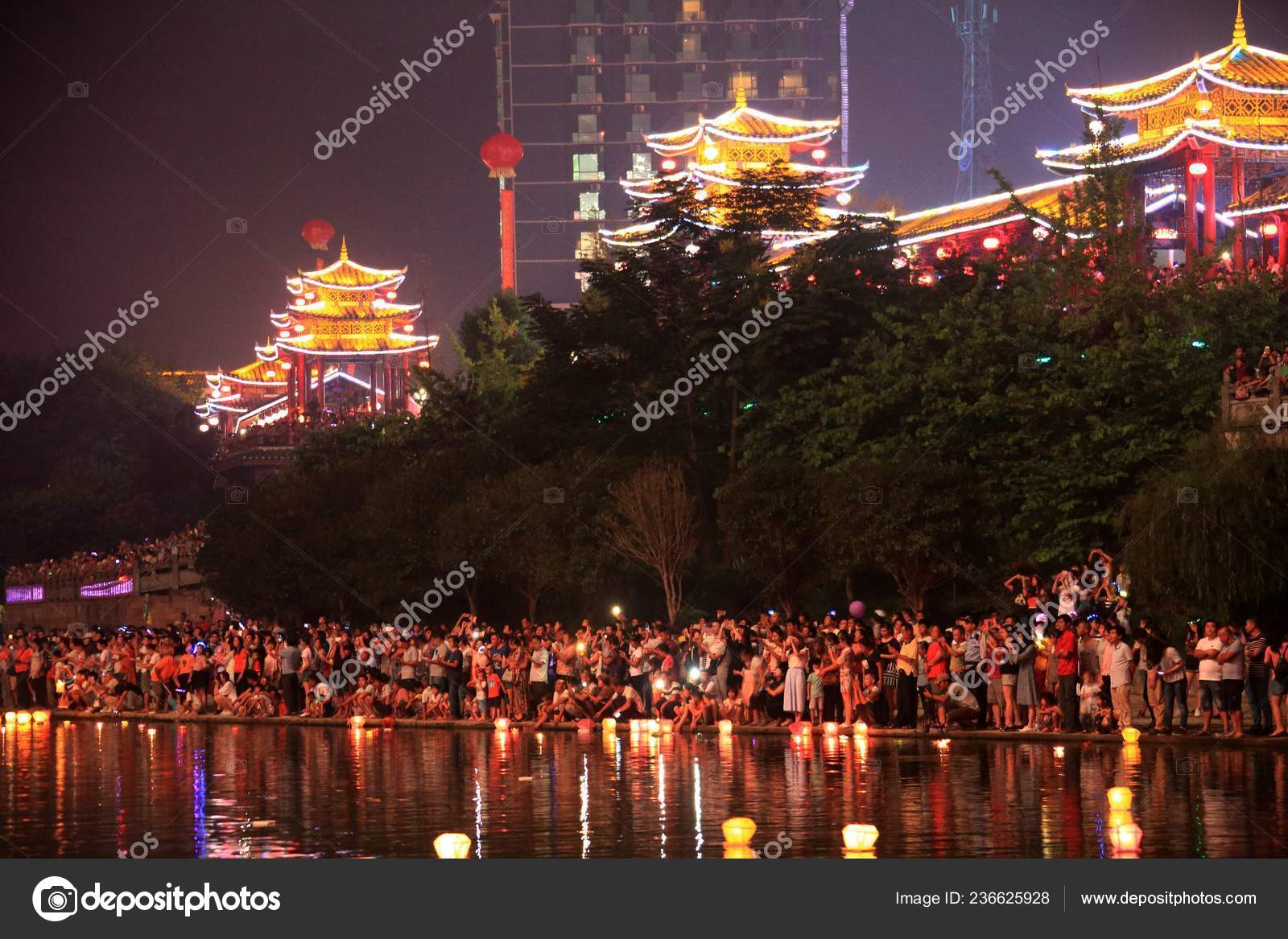자치구 지위안 구이린 Septem에서 축제로 알려진 중위안 축제를 기념하기 석방된 — 스톡 에디토리얼 사진 © IC Photo  #236625928