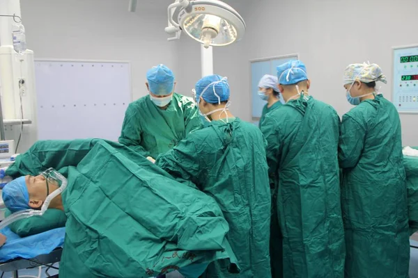 2017년 후난성 라우디시의 라우디 병원에서 치료를 의사들이 36세의 중국인 Yan — 스톡 사진
