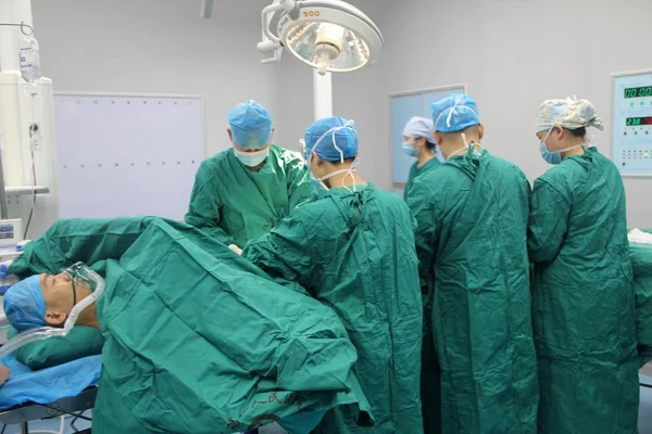 Chinese Doctors Harvest Skin Flap Year Old Chinese Man Yan — Stock Photo, Image