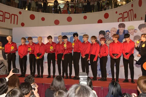 Члены Южнокорейской Бойз Группы Seventeen Стилизованной Svt Приняли Участие Пресс — стоковое фото
