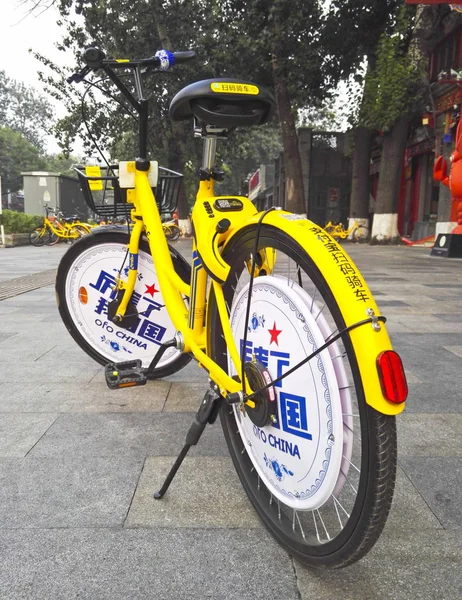 Uma Bicicleta Temática China Com Padrões Porcelana Azul Branca Serviço — Fotografia de Stock